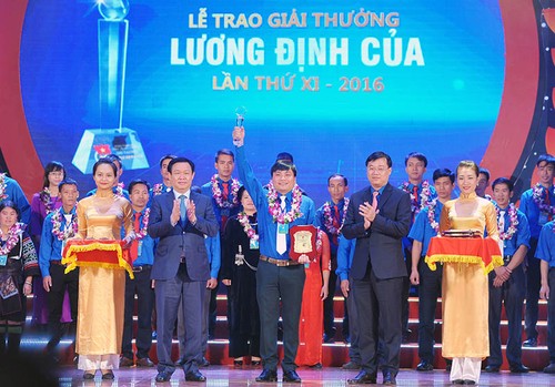 Brilliant young people receive Luong Dinh Cua Awards  - ảnh 1